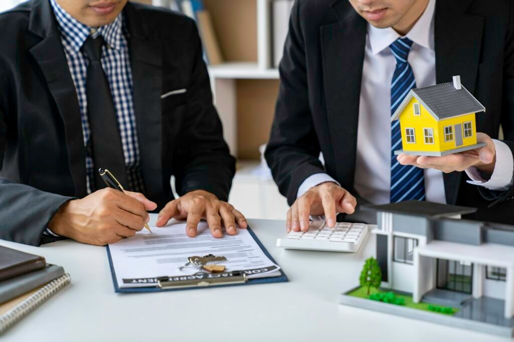 Real estate agents offer/give house keys to customers. After the customer signs the contract of sale